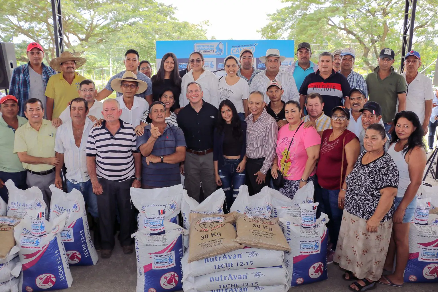 Prefectura del Guayas entrega 335 kits de alimento para ganado en Balzar y El Empalme