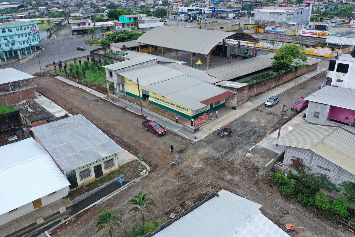 Avanzan obras de aceras y bordillos en Dos de Mayo, El Empalme