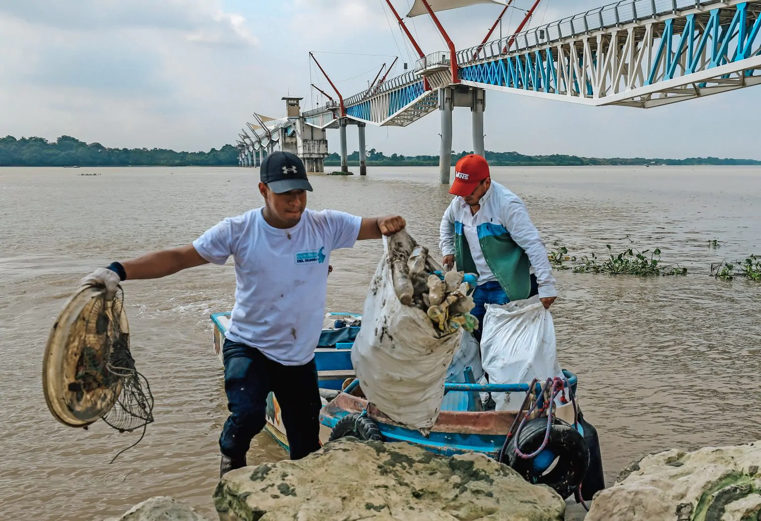 Prefectura del Guayas recolecta 768 libras de plástico en mingua de limpieza en Isla Santay