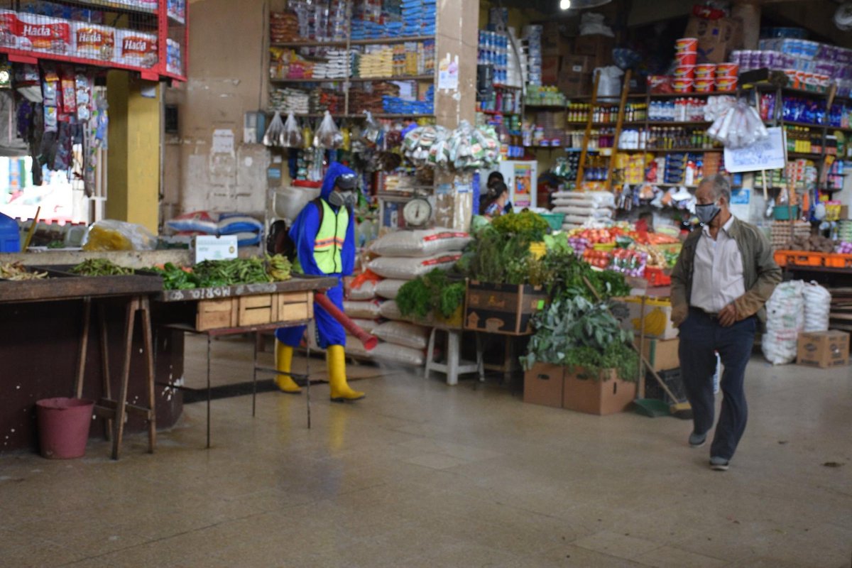 Desinfección de mercados y espacios públicos en El Empalme