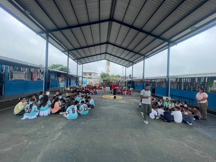 Bomberos de El Empalme enseñan a estudiantes y docentes cómo actuar ante un sismo