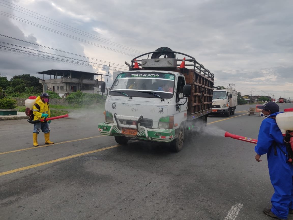 Fumigan calles y vehículos en El Empalme con amonio cuaternario