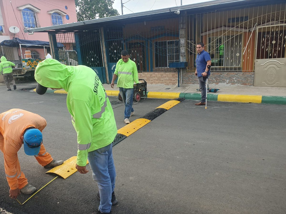 Alcaldía de El Empalme instala reductores de velocidad en Las Tecas
