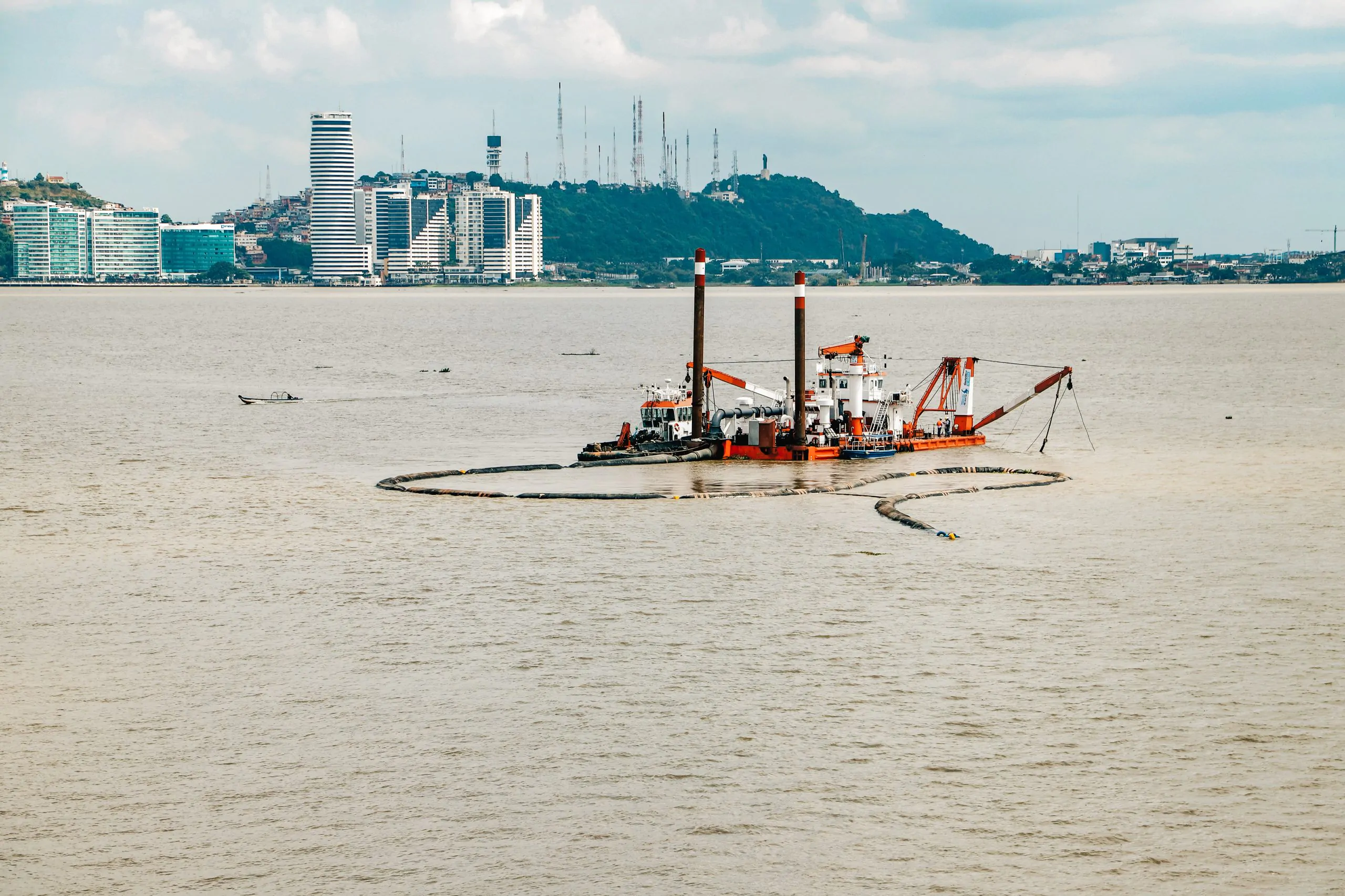 Inicia dragado en el río Guayas para mitigar riesgos de El Niño