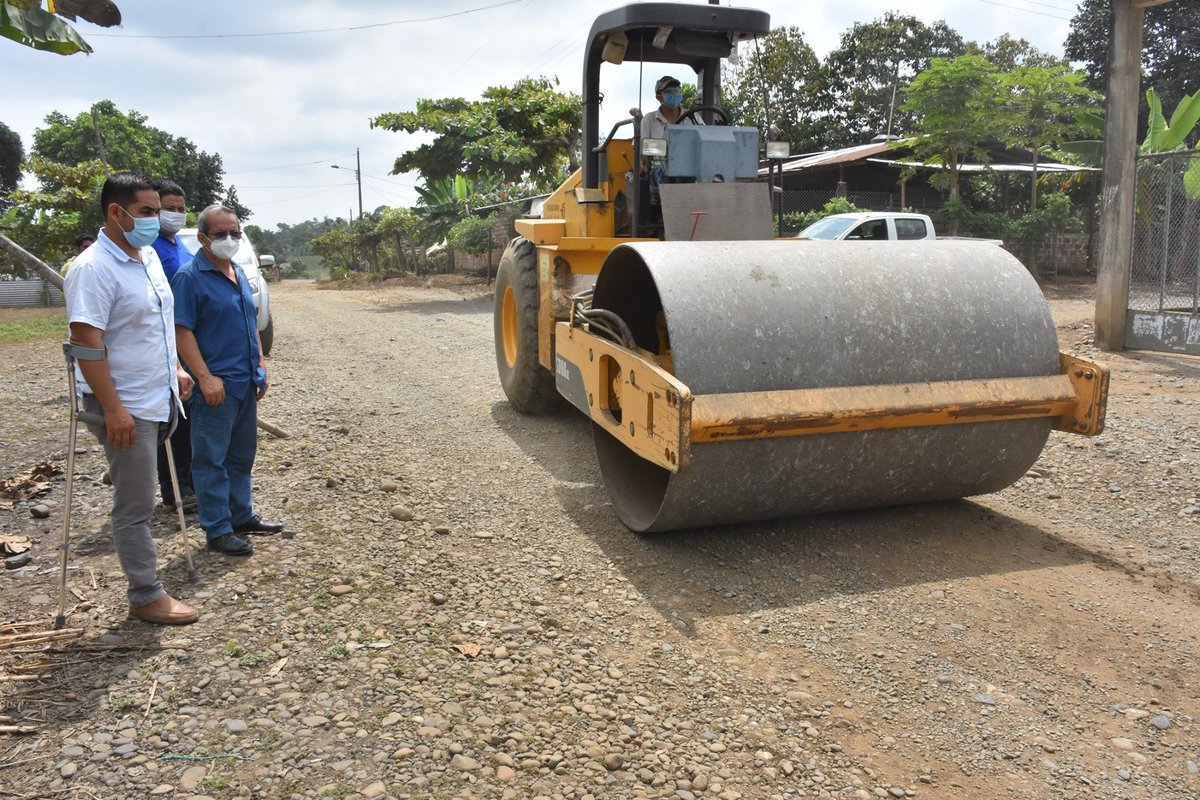 Reconformación de caminos mejora el acceso en tres recintos de El Empalme