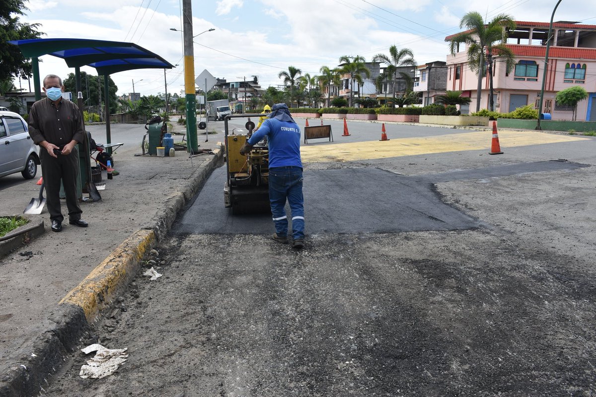 Hidalgo & Hidalgo reparó baches en Av. Quevedo tras lluvias