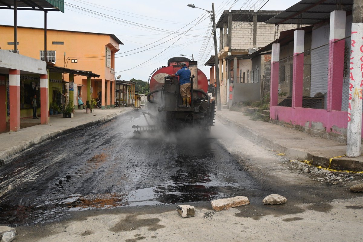 Imprimación asfáltica avanza en calle de Los Almendros-La Cereza