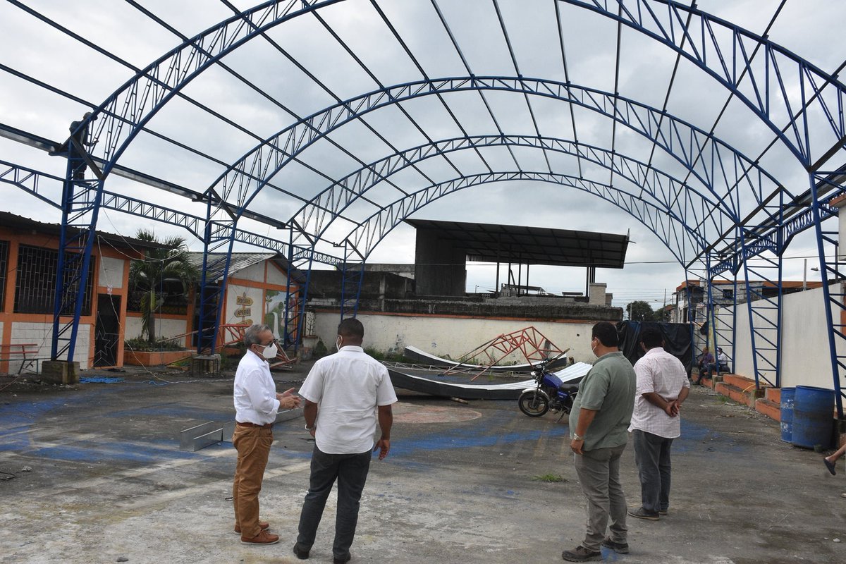 Alcaldía de El Empalme inspecciona obra del techo en el colegio Segundo Auhing