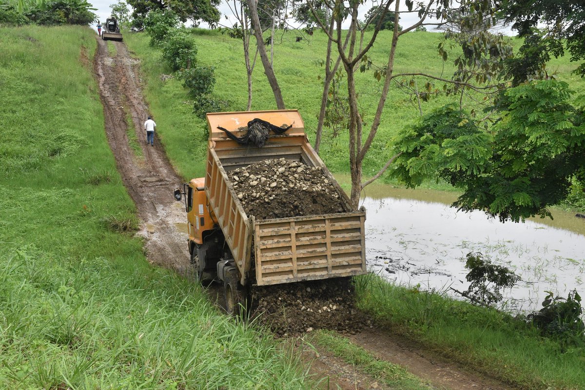 Maquinaria repara caminos rurales en El Empalme tras destrucción