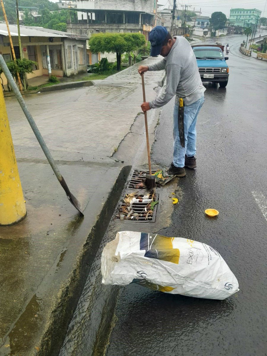 Lluvia tapó alcantarillas en El Empalme; limpieza avanza