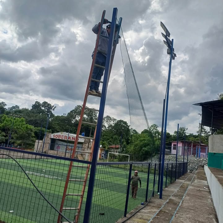 Guayas: Junta Parroquial renueva mallas sintéticas para mejorar el deporte local