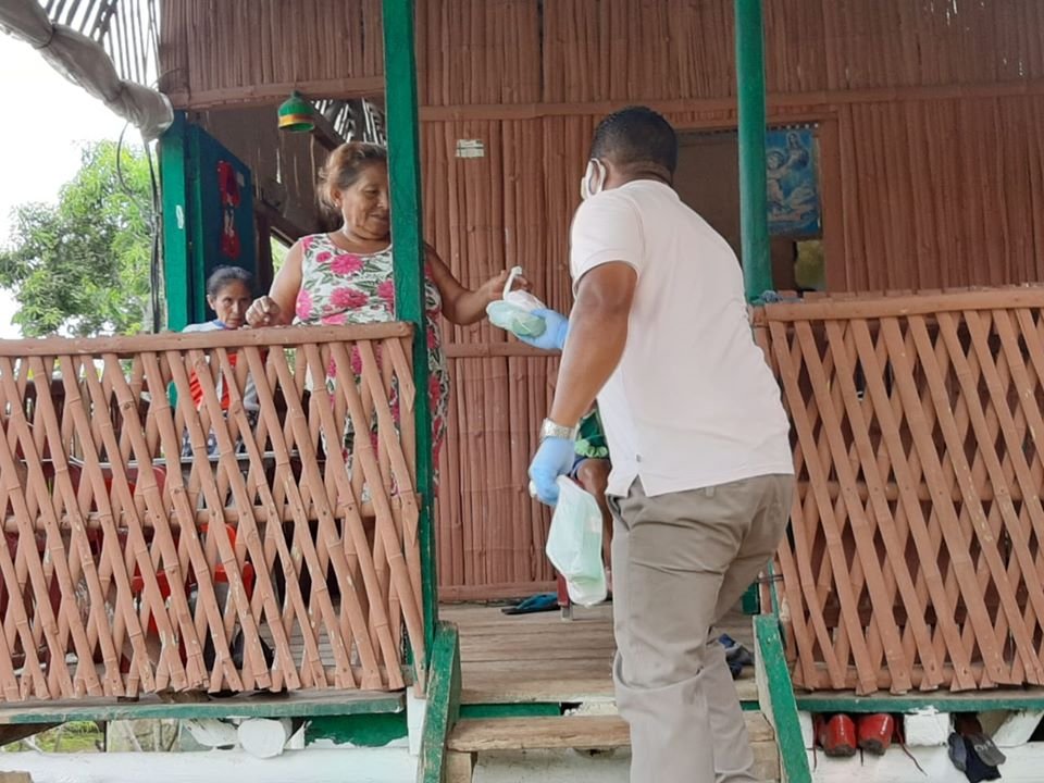 Vicealcalde Jairo Velasco entregó 350 ayudas a familias de El Rosario