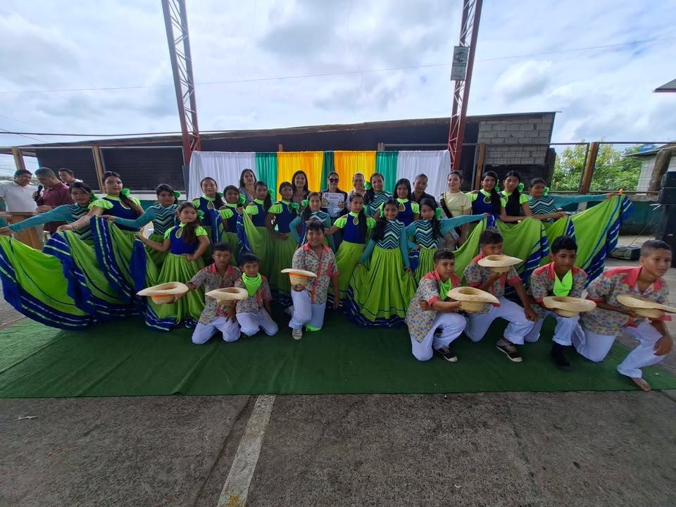 Estudiantes de El Rosario brillan en la mañana cultural por el 34° aniversario parroquial