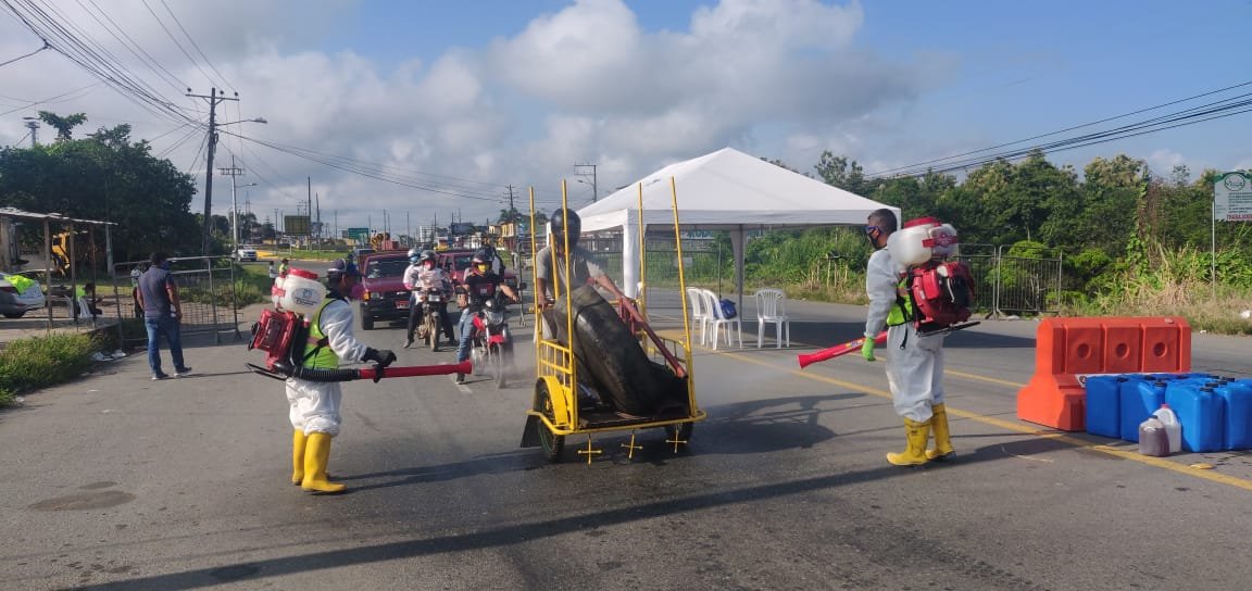 Fumigan vehículos en entrada a El Empalme por Guayaquil