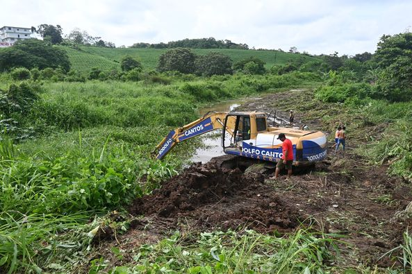 Desazolve del estero La Envidia en Los Laureles busca evitar inundaciones invernales