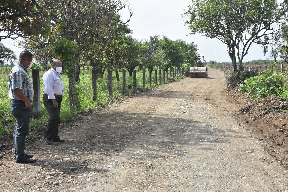 Equipo caminero inicia obras en camino a Los Pavones en El Empalme