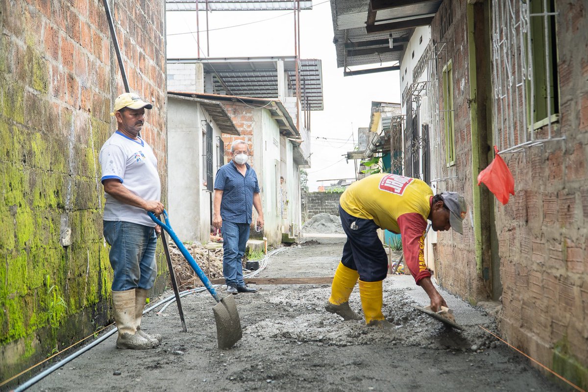 Pavimentación con hormigón para callejón en La Independencia, El Empalme