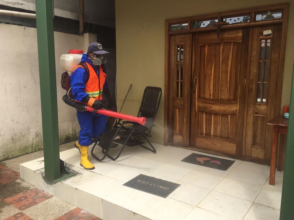 Fumigan en Los Laureles contra el dengue con apoyo de vecinos