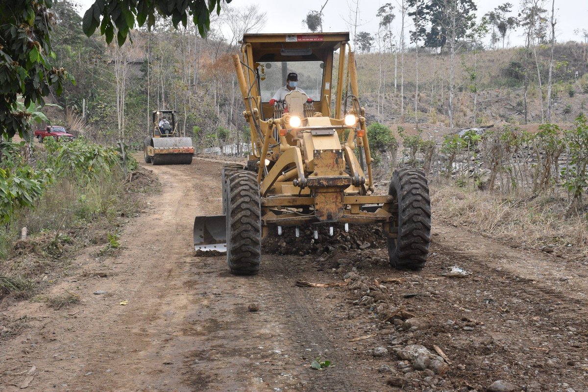 Reconstruyen loma de acceso a El Guabo en Velasco Ibarra