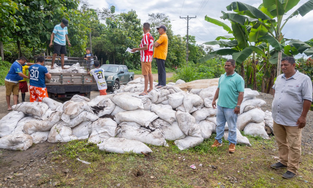 Productores cacaoteros de La Peseta reciben 400 sacos de abono orgánico en El Empalme