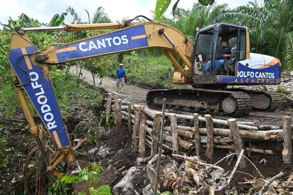 Trabajo en Los Latones habilita ramal para fincas y escuela en El Empalme