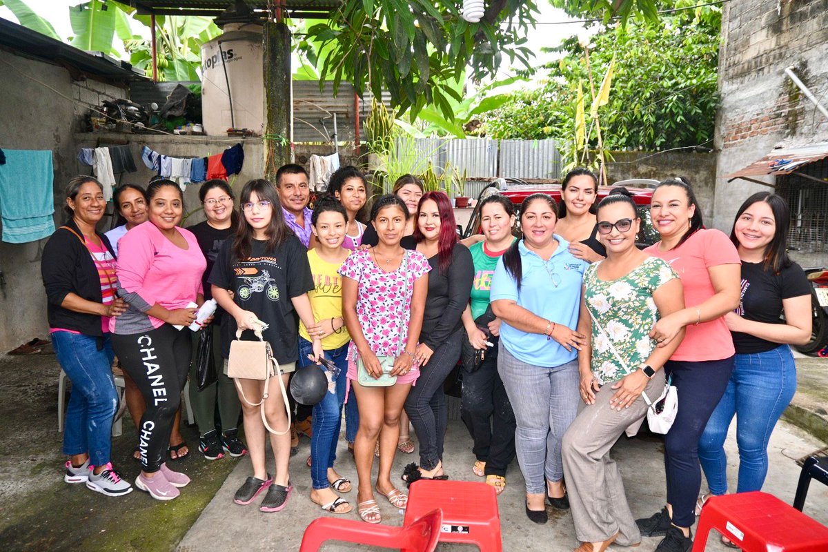 Talleres de cocina y maquillaje reciben visita del concejal Pedro Solórzano en El Empalme