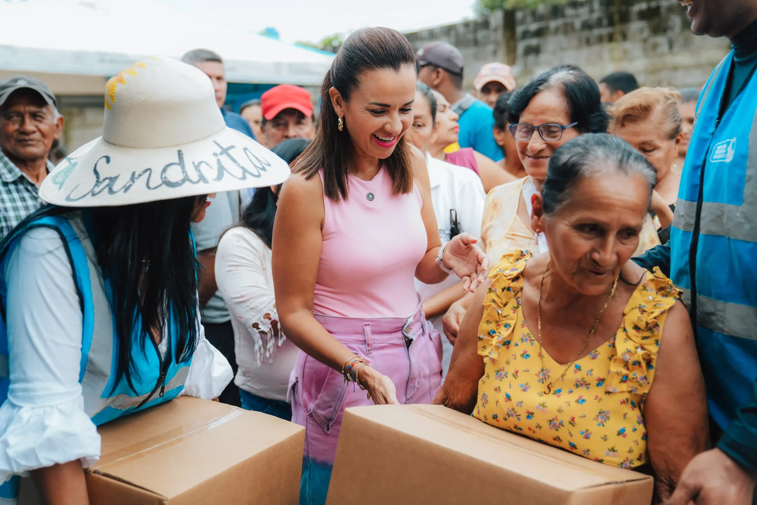 Prefectura del Guayas entrega bonos agrícolas y ayuda humanitaria en Salitre