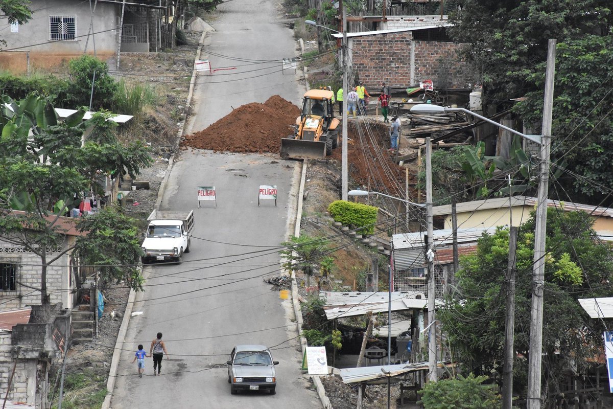 Inician obras de aceras y muros en acceso al sector 10 de Agosto