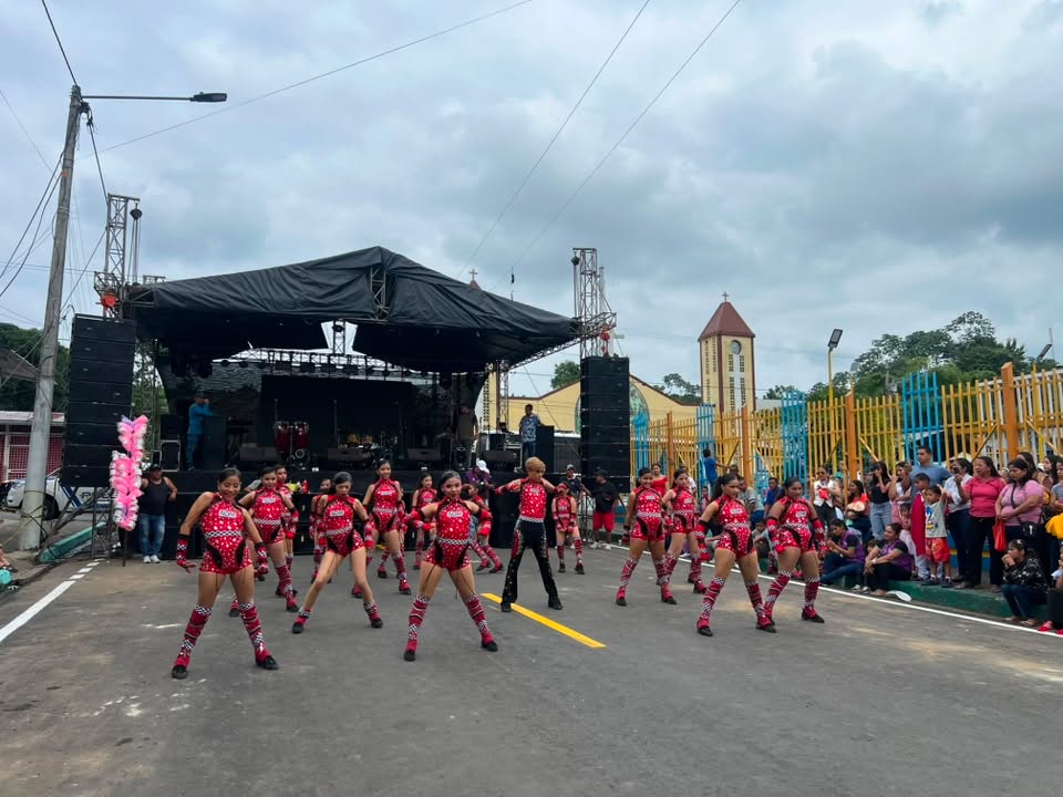 Pueblo Nuevo celebra 80 años de parroquialización con una vibrante tarde folklórica
