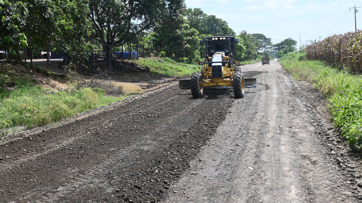 Avanzan obras de reconformación vial hacia la represa Daule Peripa
