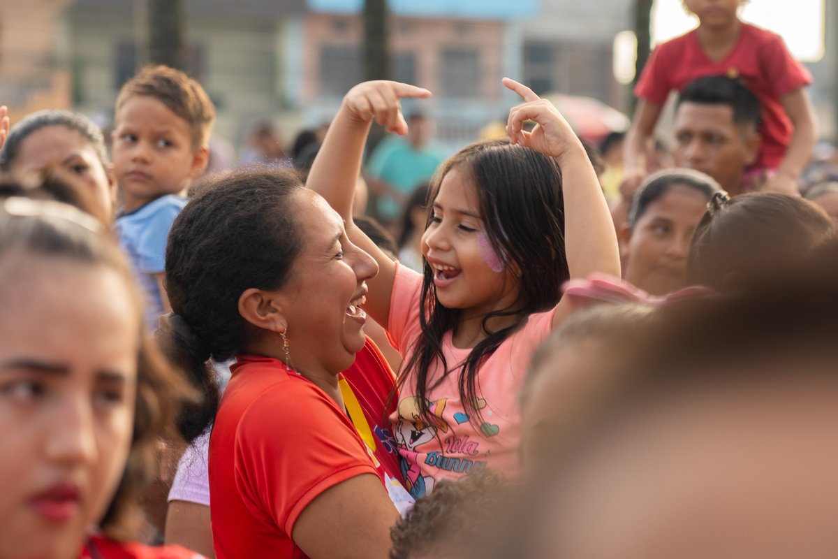 Cientos de niños llenaron la plazoleta municipal en El Empalme por el Día del Niño