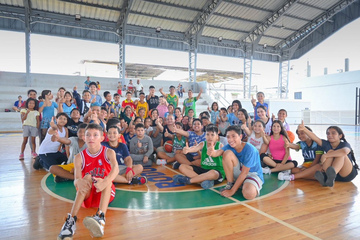 Más de 200 jóvenes practican básquet en curso vacacional del Complejo Dos de Mayo
