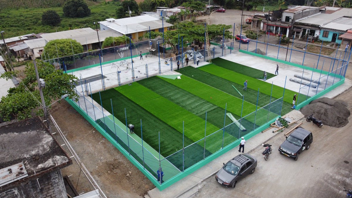 Avanzan mejoras en cancha de Los Laureles con césped sintético